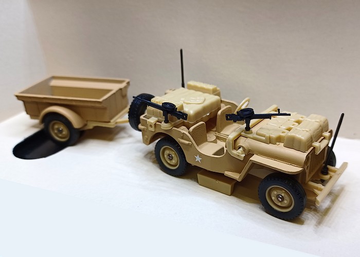 Voiture miniature Jeep couleur sable avec deux antennes