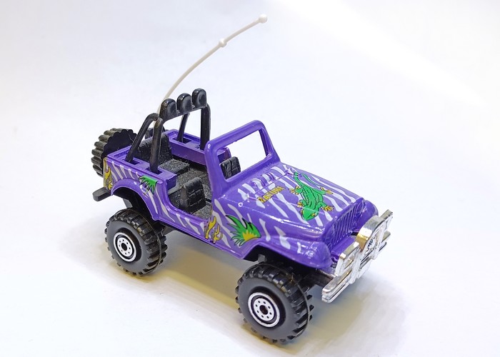 Voiture miniature Jeep avec une antenne