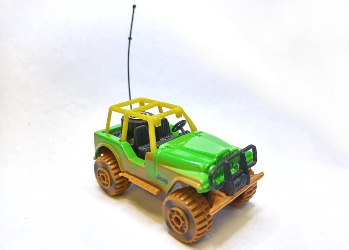 Voiture miniature Jeep verte avec une antenne