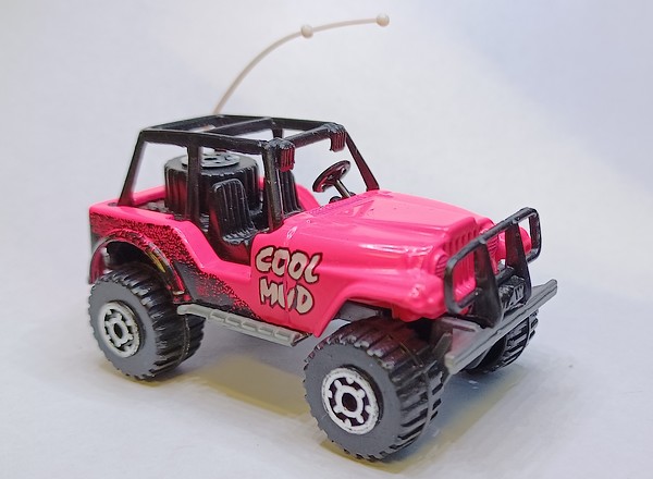 Voiture miniature Jeep rose avec une antenne