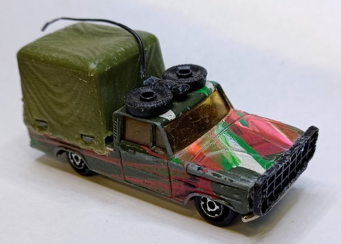 Voiture miniature avec une antenne