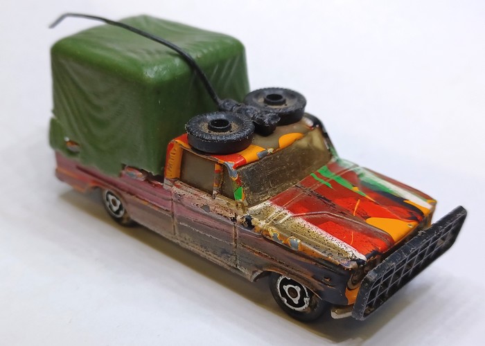 Voiture miniature avec une antenne