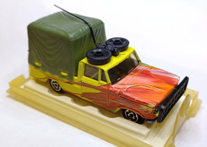 Voiture miniature avec une antenne