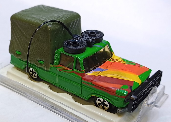 Voiture miniature avec une antenne