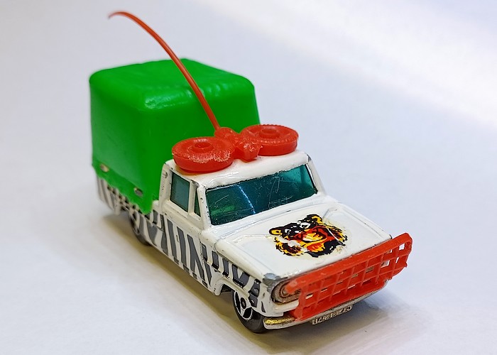 Voiture miniature avec une antenne