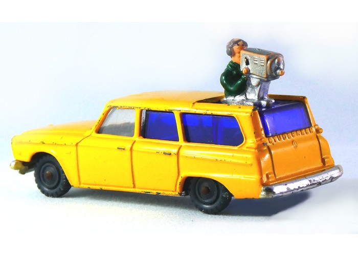 Voiture miniature avec caméraman au dessus