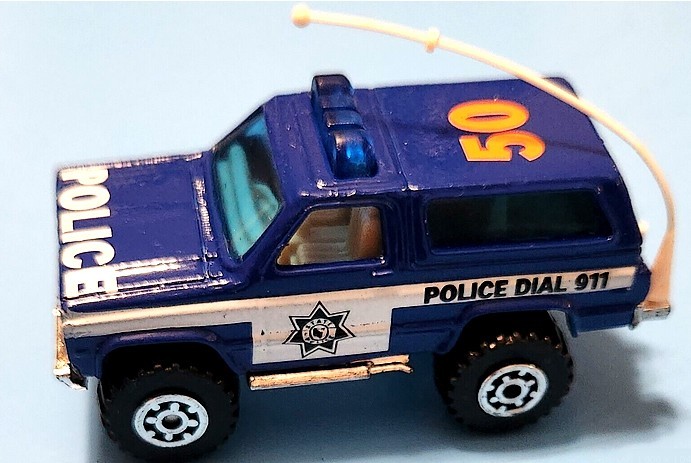 Voiture miniature de police avec une antenne