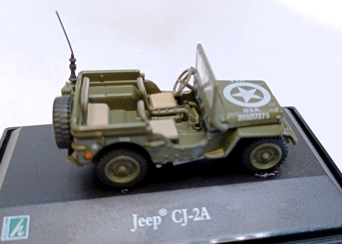 Voiture miniature Jeep couleur kaki avec une antenne